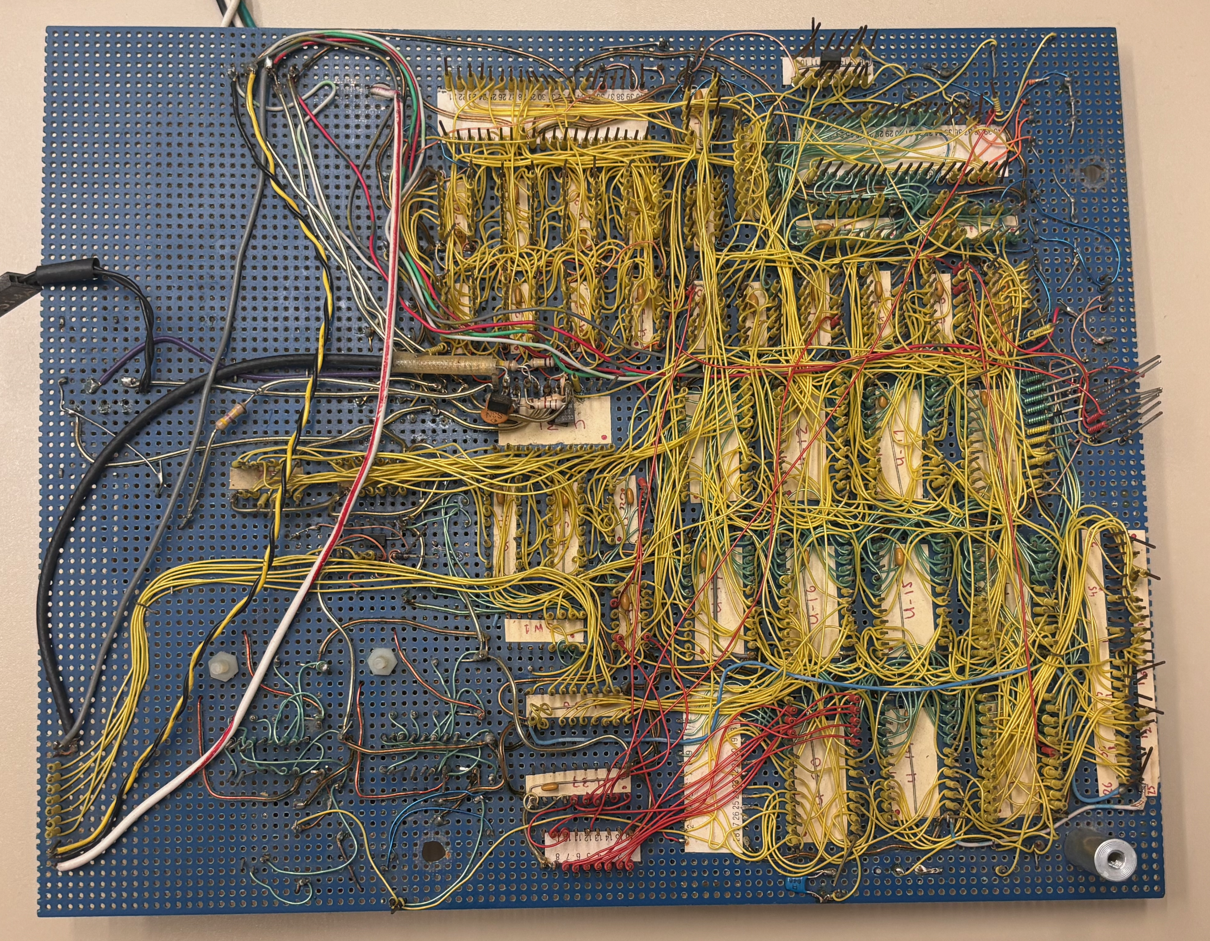 Placa de ordenador cableada a mano con la misma técnica constructiva de la época